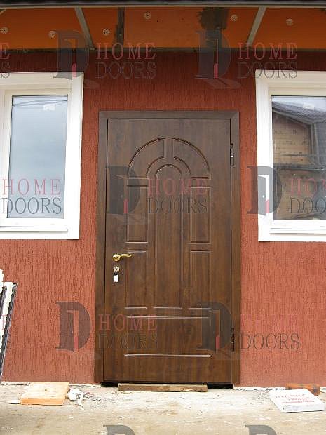 Коричневая дверь для загородного дома дома